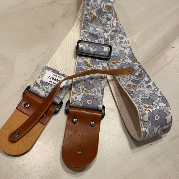 NuovoDesign L l B E R T Y Floral Design  Guitar strap - Picture 5 of 6